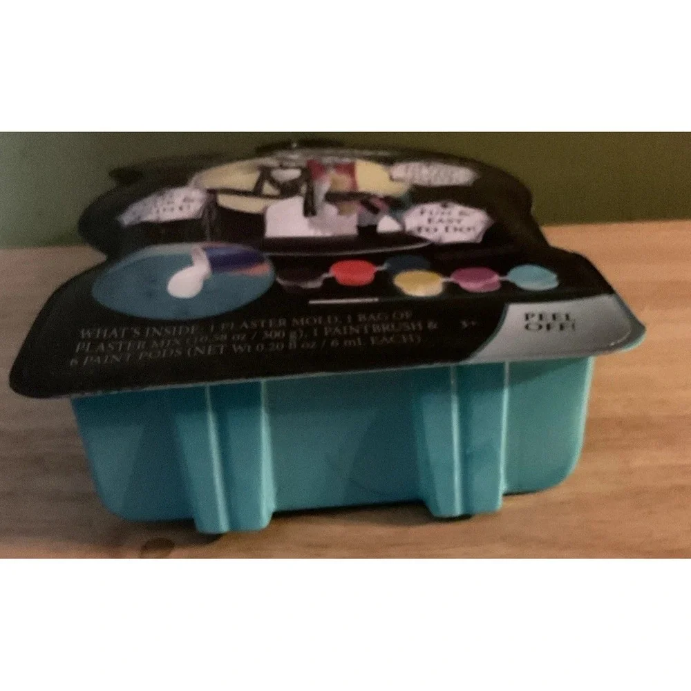 Tara Toy LLC Disney's Tim Burton Night Before Christmas Peel N' Pour,  Craft Kit